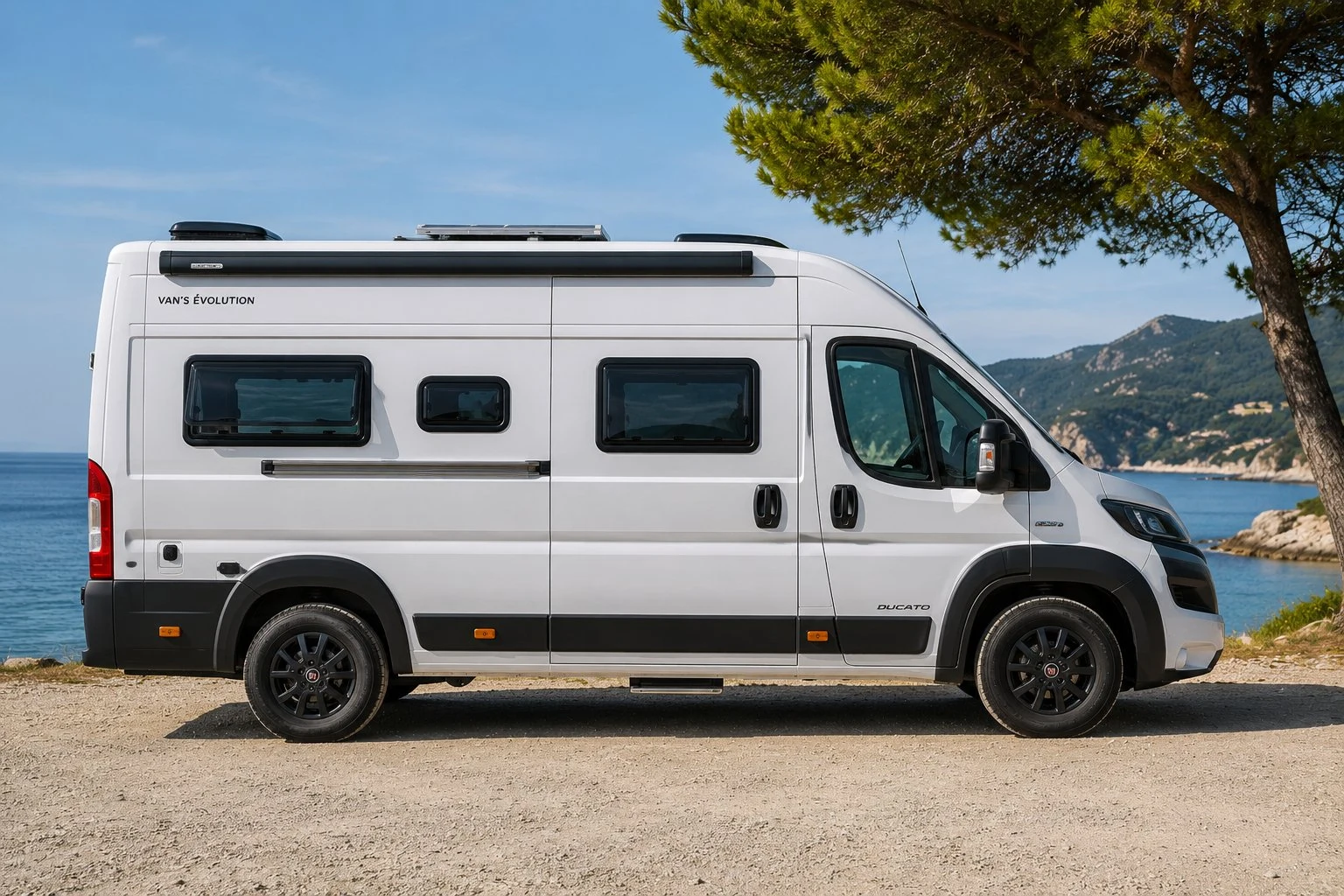 Van aménagé VAN'S ÉVOLUTION Ducato de profil mer montagne Occitanie
